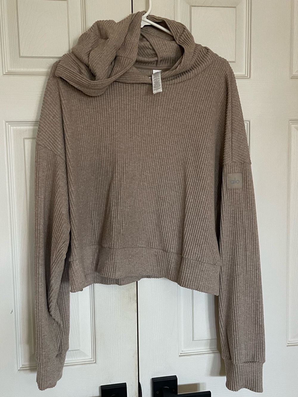 ALO Yoga “Muse” Women’s Ribbed Hoddie.
Size Large